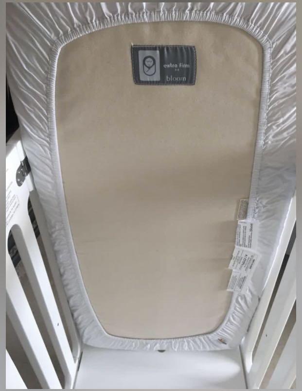 Foldable Bloom alma mini crib with spare sheets and bumper, Babies