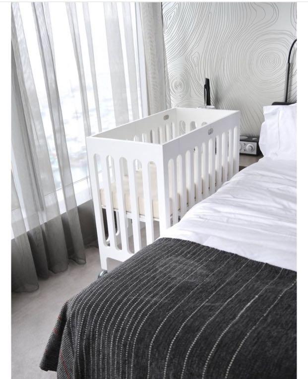 Foldable Bloom alma mini crib with spare sheets and bumper, Babies