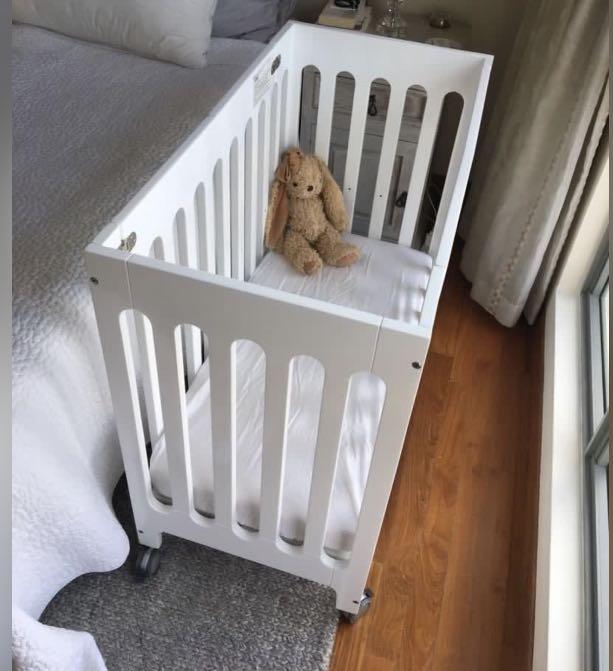 Foldable Bloom alma mini crib with spare sheets and bumper