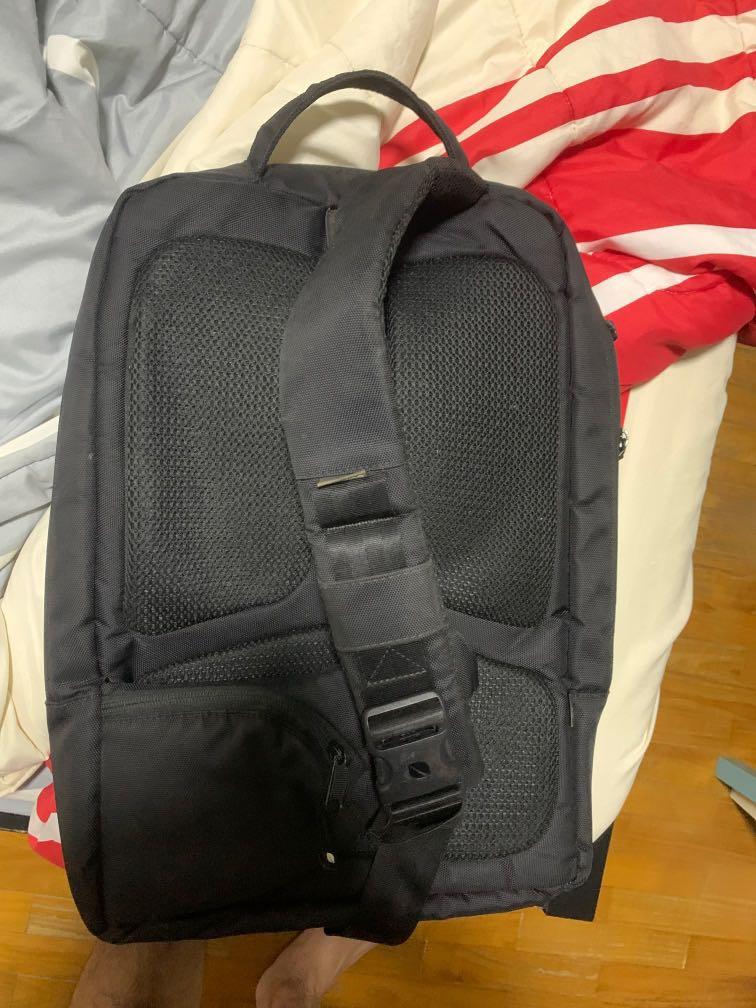 Incase icon deals sling pack