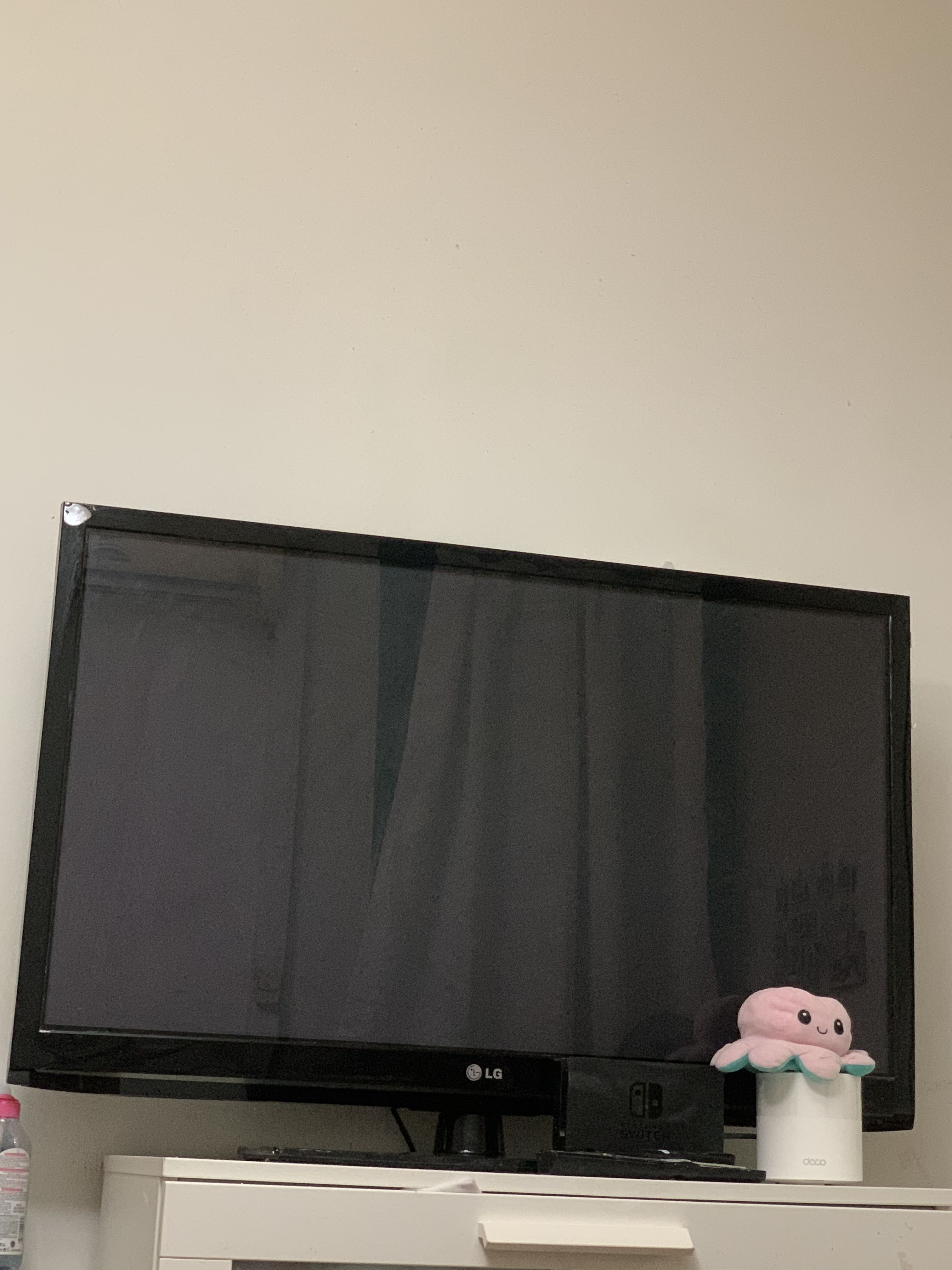 LG TV 40”Inch Spoilt , TV & Home Appliances, TV & Entertainment, TV on