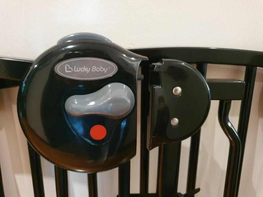Mothercare baby safety gate / stair gate (Lucky Baby), Babies & Kids