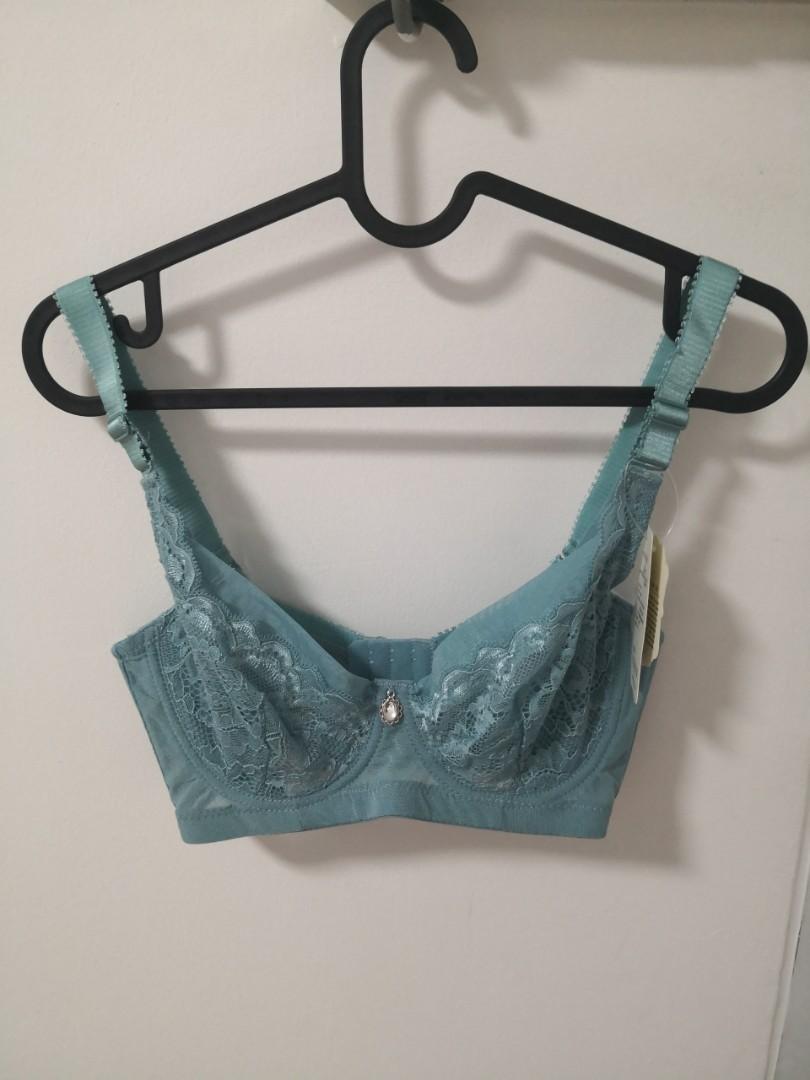 Non padded underwired lace bra