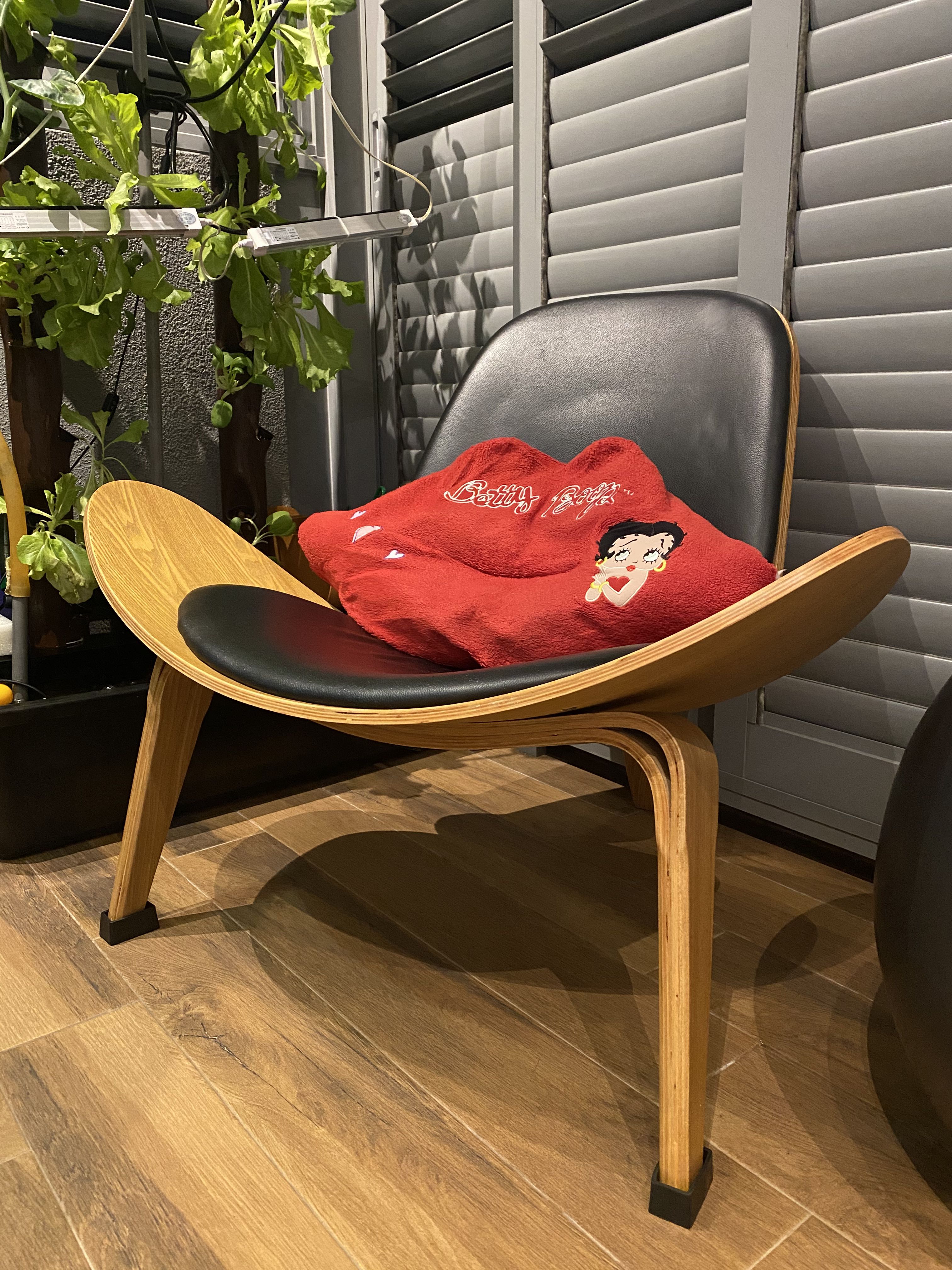 Three Legged Shell lounge Chair Ash Plywood black leather