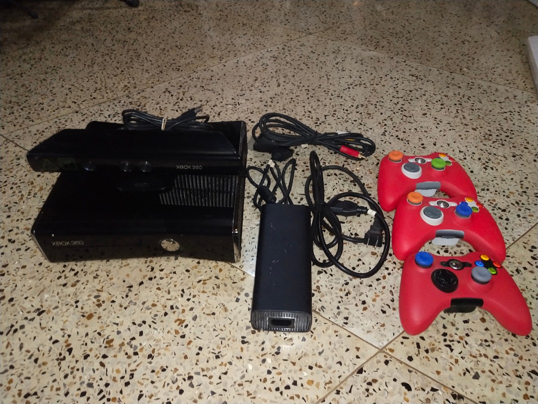 XBOX 360 (NTSC) WITH KINECT AND 3 WIRELESS CONTROLLER, Video Gaming