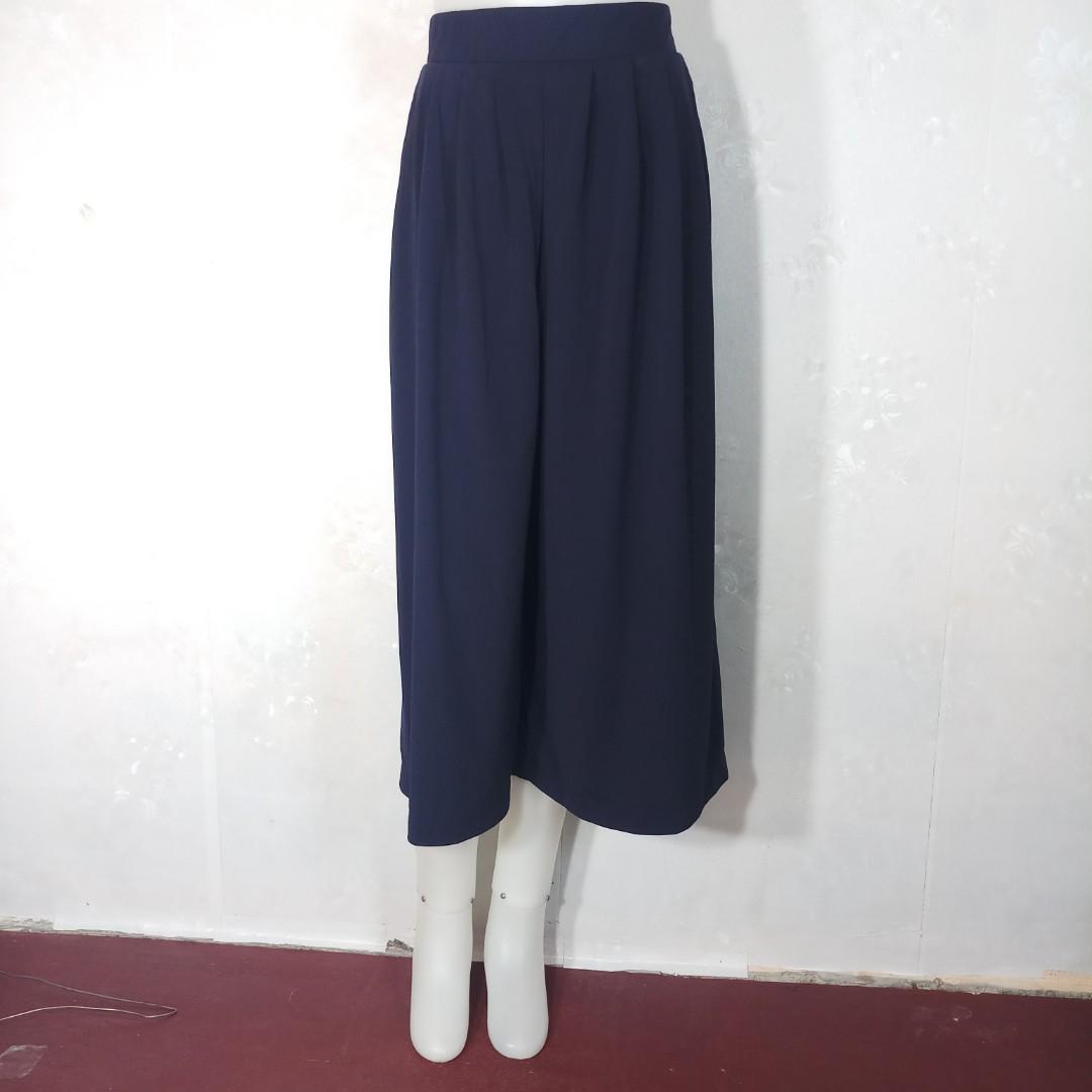 Authentic Uniqlo crepe jersey flare wide cropped pants in navy culotte
