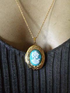 For Sale I have this  Victorian turquoise and white Cameo Lady Photo Locket Jewelry Necklace   #cameo #necklace #jewelry #locket  Beautiful 18mm by 13mm resin cameo  Opens up for Photo, picture or keepsake   18" Stainless Chain  Decorative