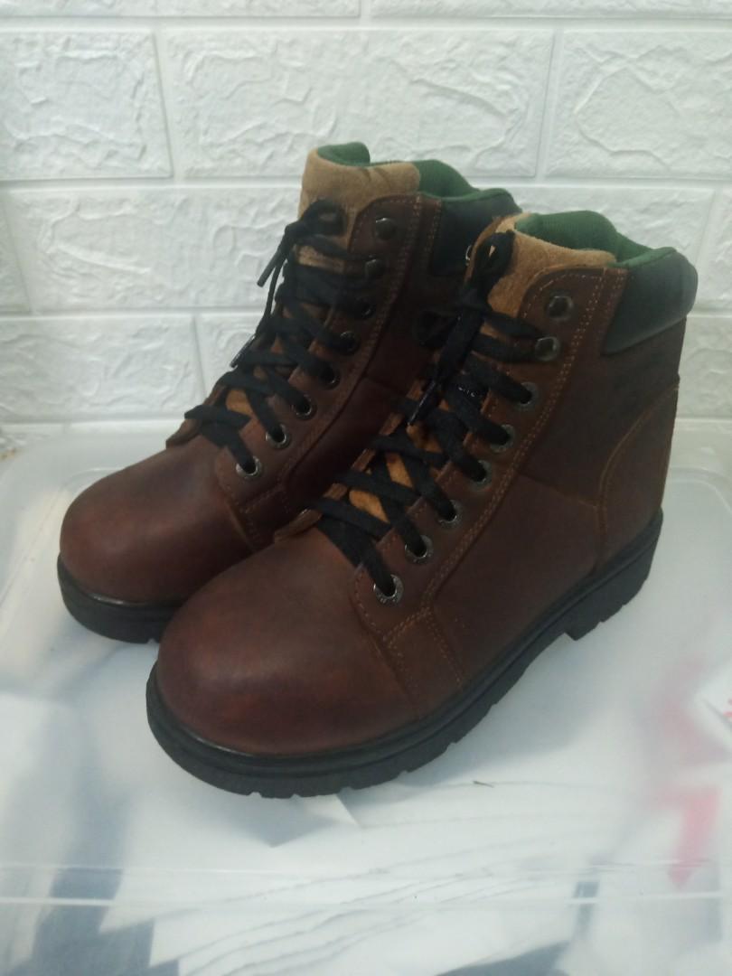 Wolverine Boot (Category: Boots) located in Batu Gajah. Submitted by zilazrie (Listing ID 1091123838, Image 2). Description: Authentic Wolverine boot Prelove item Material leather condition 9/10 like new saiz uk5.5 us6.5 eur39.5 code R94 WhatsApp link: https://wa.me/60102426363 *Please Do Visit My IG @kasutloken.