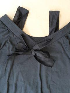 Kaos wanita lengan pendek dengan aksen tali dan karet di bagian pinggang