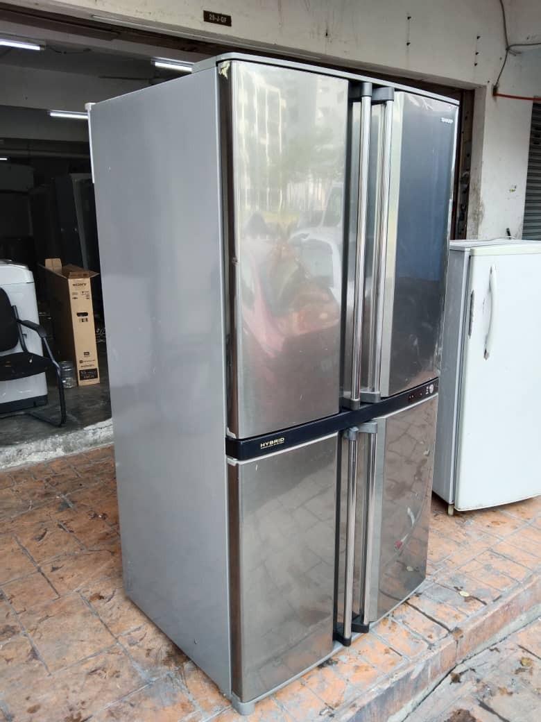 Sharp fridge (Category: Refrigerators & Freezers) located in Puchong. Submitted by aryan7890 (Listing ID 1085567672, Image 1). Description: Good working.