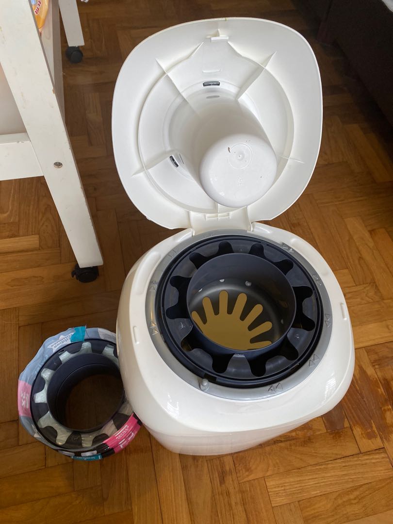 Tommee Tippee Sangenic Nappy Bin + Cassettes, Babies & Kids, Nursing