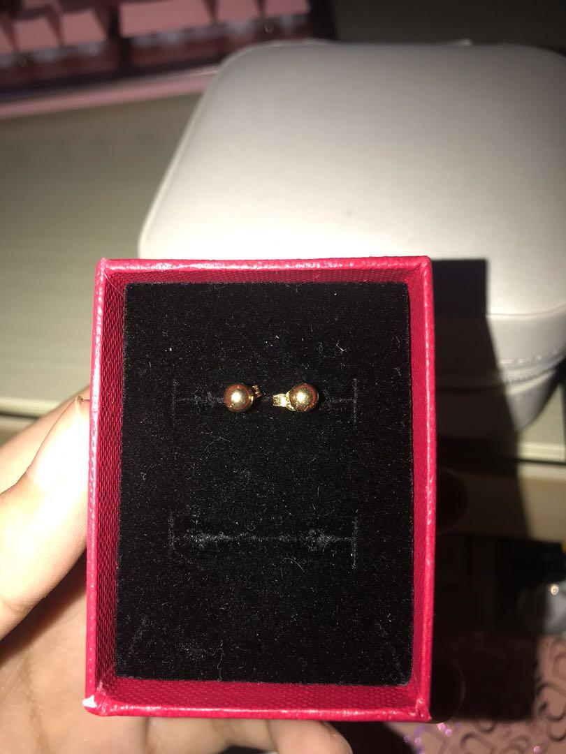 18k Saudi Gold Lightweight Stud Ball Earrings - Small (Category: Earrings) located in Las Pinas. Submitted by newg09 (Listing ID 1085823315, Image 2). Description: authentic 18k gold size: 2mm just bought the other day rfs: want a different design money back if proven fake.