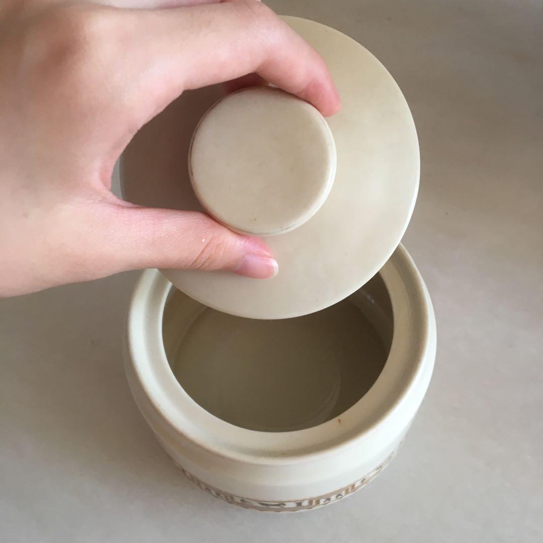 Condiments container (Category: Food Organisation & Storage) located in Singapore. Submitted by iuhih (Listing ID 1085811261, Image 2). Description: Can put sugar or salt or other condiments .