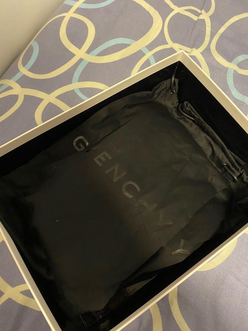 Givenchy （分類：波鞋）位於 Hong Kong。 由 ck09ck 提交（商品編號 1085875499，圖片 3）。簡介： 正價$5289 購自SSENSE 100% real& new 36.5 有盒有塵袋☺️。
