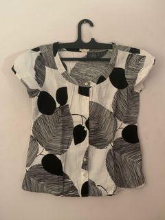 kemeja motif daun hitam putih