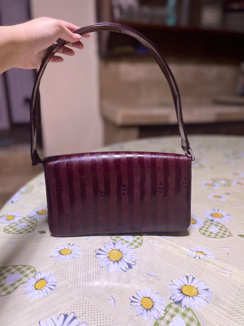 Ohui Red Kili bag (Category: Shoulder Bags) located in Bulacan. Submitted by oddhorse_58e760.shar_302 (Listing ID 1085875338, Image 2). Description: Super pretty neto promise may sign of use lang nasa pic.