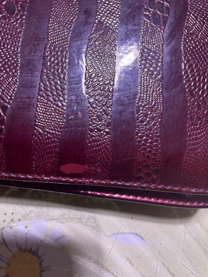 Ohui Red Kili bag (Category: Shoulder Bags) located in Bulacan. Submitted by oddhorse_58e760.shar_302 (Listing ID 1085875338, Image 3). Description: Super pretty neto promise may sign of use lang nasa pic.