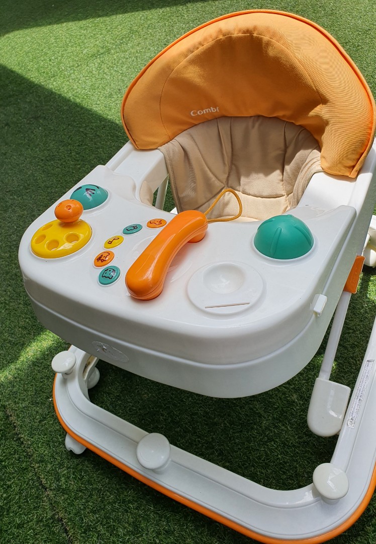 Combi online baby walker