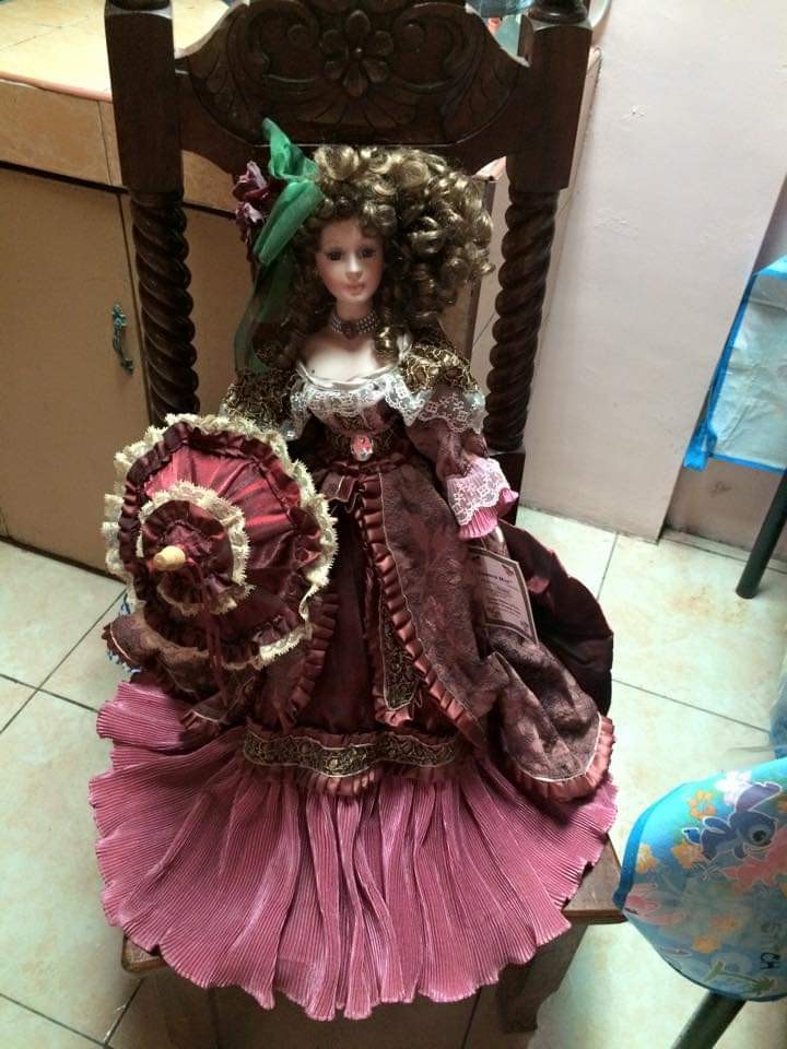 Porcelain doll queena mint Hobbies Toys Memorabilia