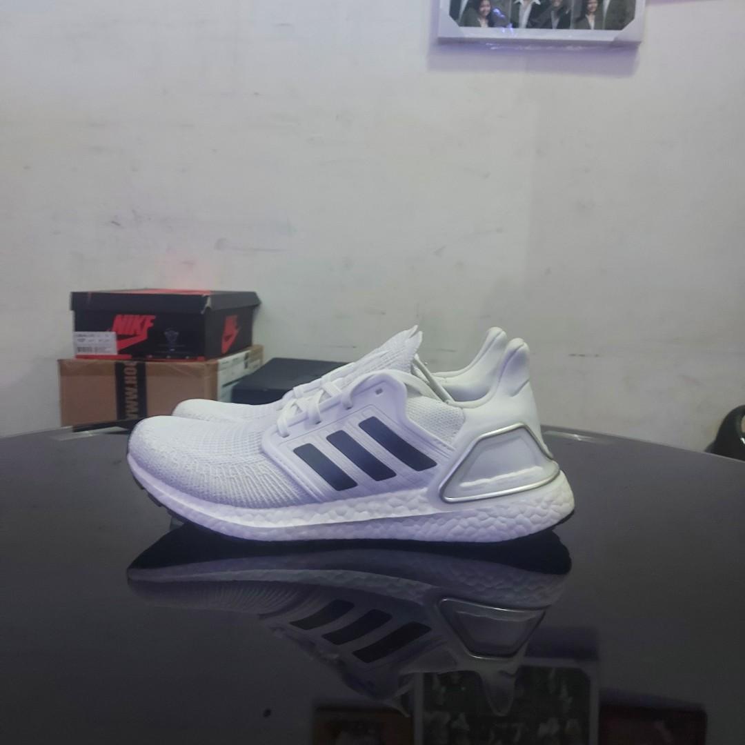 Ultraboost 20 Cloud White Fesyen Pria Sepatu Sneakers Di Carousell 7039