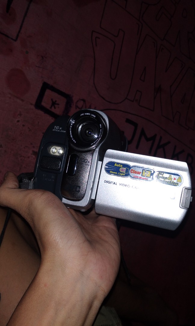 Handycam mini dv jvc hi8 jadul, Fotografi di Carousell