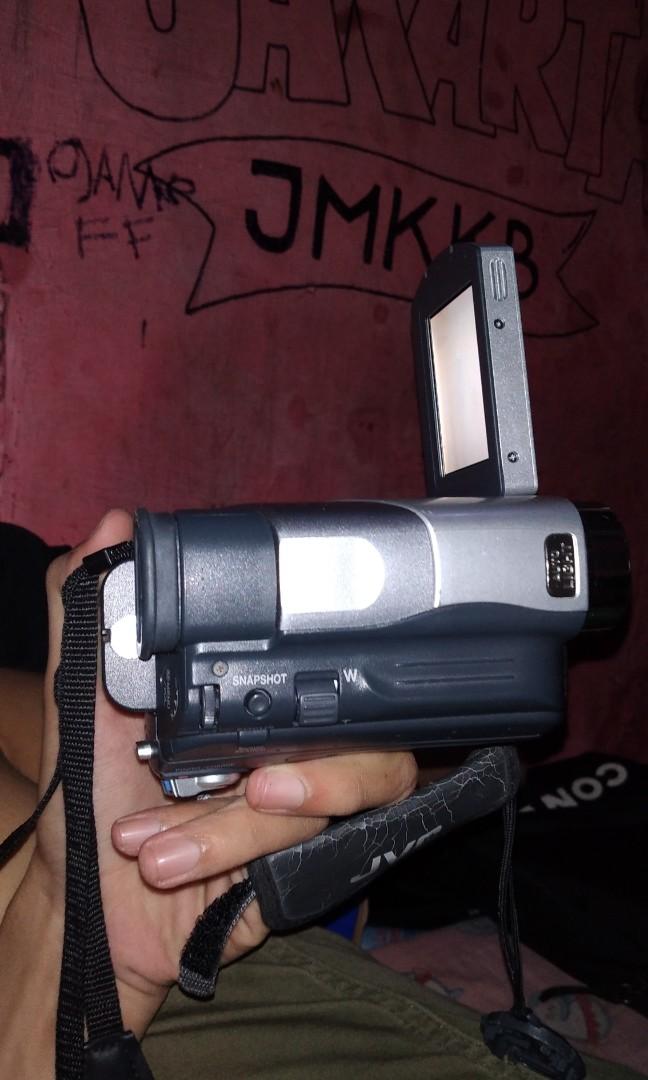 Handycam mini dv jvc hi8 jadul, Fotografi di Carousell