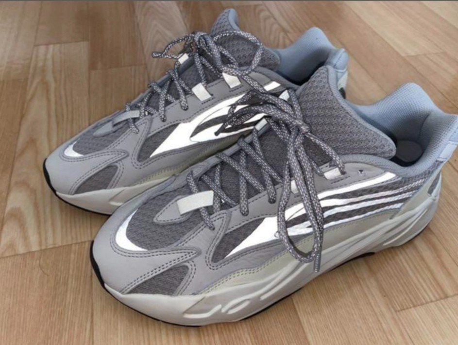 Adidas yeezy 700 static store