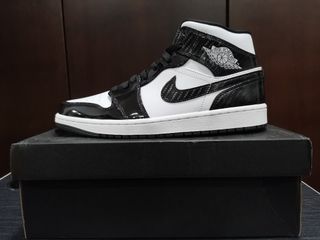 (Category: ) located in . Submitted by sneakerlogbook (Listing ID 1084498931, Image 1). Description: .