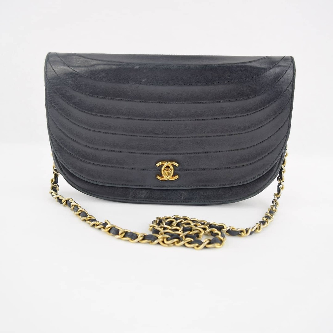 Chanel Vintage Diana Medium Lambskin Black Single Flap Gold Hardware Bag - Luxury  Reborn