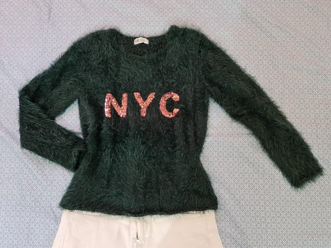 H&M sweater (Category: Coats, Jackets and Outerwear) located in Muntinlupa City. Submitted by bmaxee (Listing ID 1086349602, Image 1). Description: color green soft material hindi makapal.