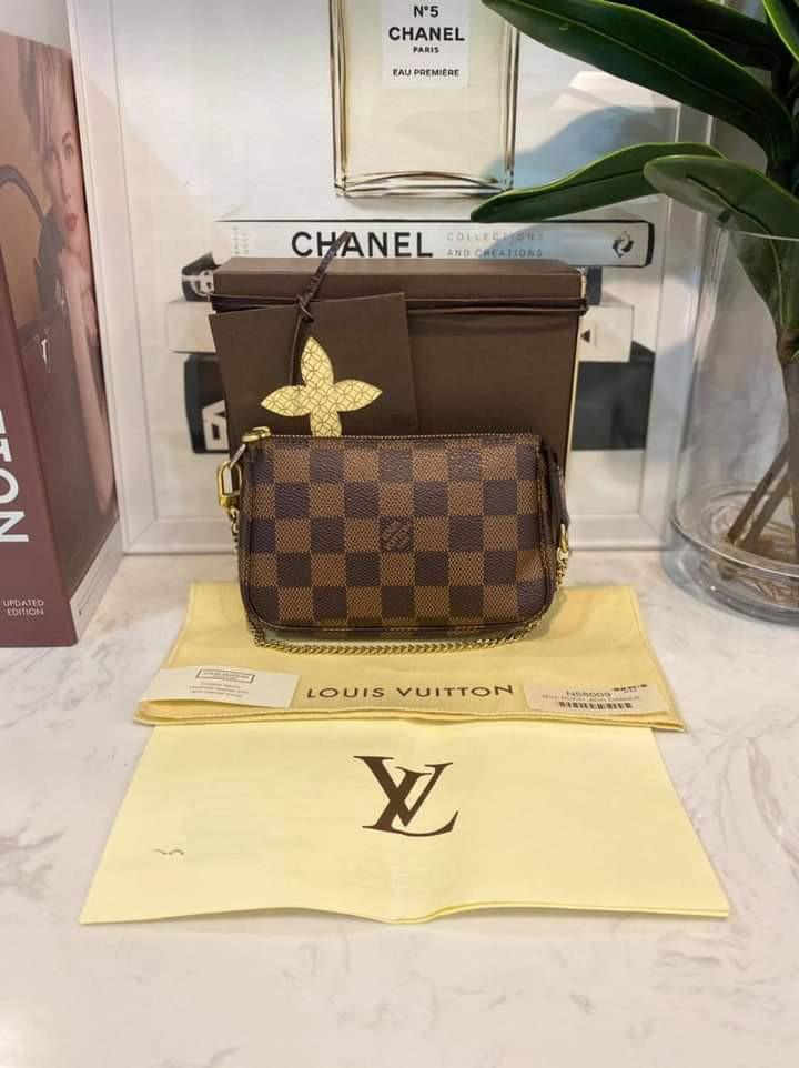 LV Mini Pochette in Damier Ebene 2015 (Category: Luxury Bags & Wallets) located in Manila. Submitted by bagislifeshop (Listing ID 1086311164, Image 3). Description: 9/10 condition.