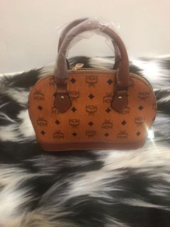 (Category: ) located in . Submitted by fashionheavens (Listing ID 1086468186, Image 1). Description: .