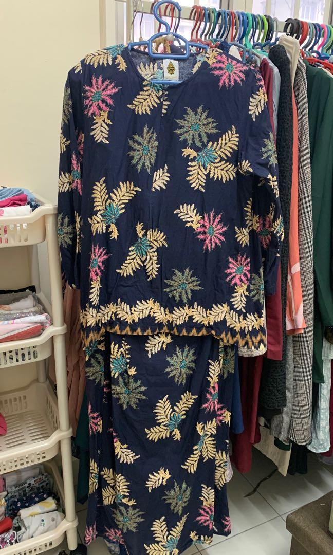 Mini kurung batik (Category: Baju Kurung & sets) located in Putrajaya. Submitted by salsiah_ma (Listing ID 1086418708, Image 3). Description: Kain lipat. Zip kat depan. Size s-m. Comel je pakai. Pakai 2x masa raya tahun yang lepas2. Cod putrajaya/cyber. Nak pos add 5 hinggit jerrr. Tq.