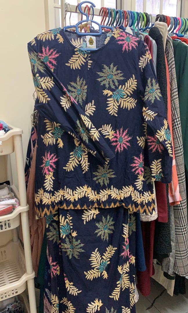 Mini kurung batik (Category: Baju Kurung & sets) located in Putrajaya. Submitted by salsiah_ma (Listing ID 1086418708, Image 1). Description: Kain lipat. Zip kat depan. Size s-m. Comel je pakai. Pakai 2x masa raya tahun yang lepas2. Cod putrajaya/cyber. Nak pos add 5 hinggit jerrr. Tq.