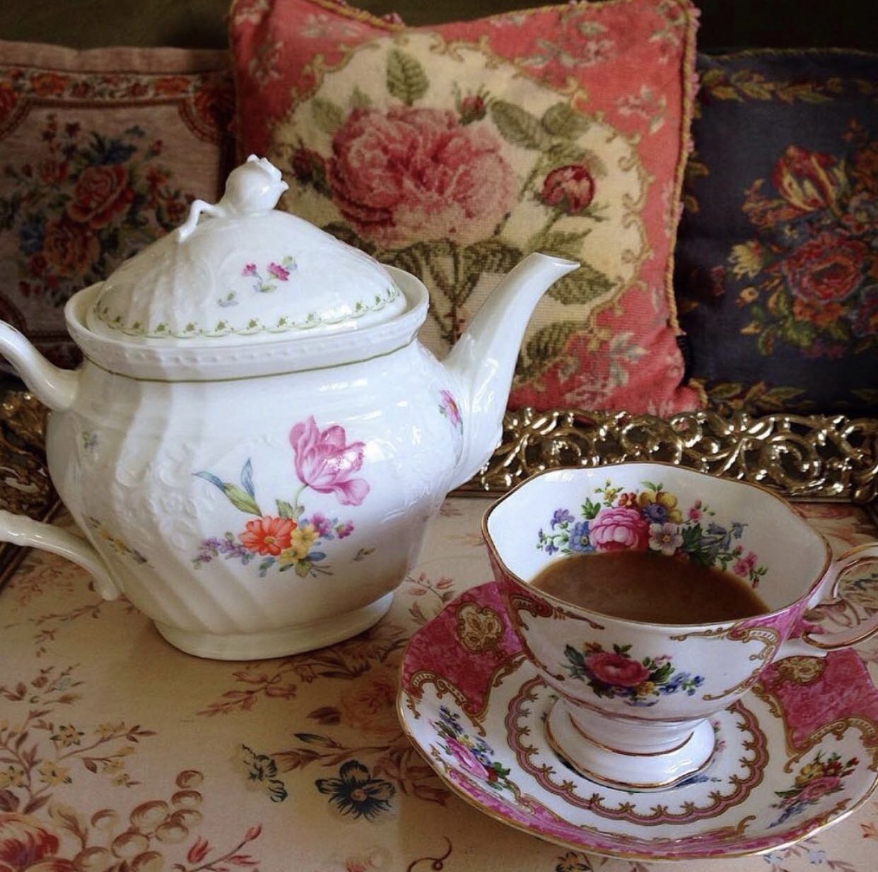 NARUMI Bone China Embossed Teapot with Floral Design (cup, saucer and