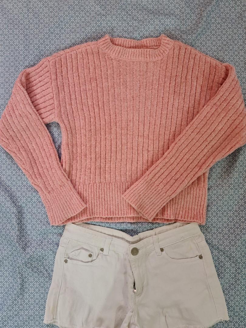 Pink sweater (Category: Coats, Jackets and Outerwear) located in Muntinlupa City. Submitted by bmaxee (Listing ID 1086350893, Image 1). Description: knitted soft material.