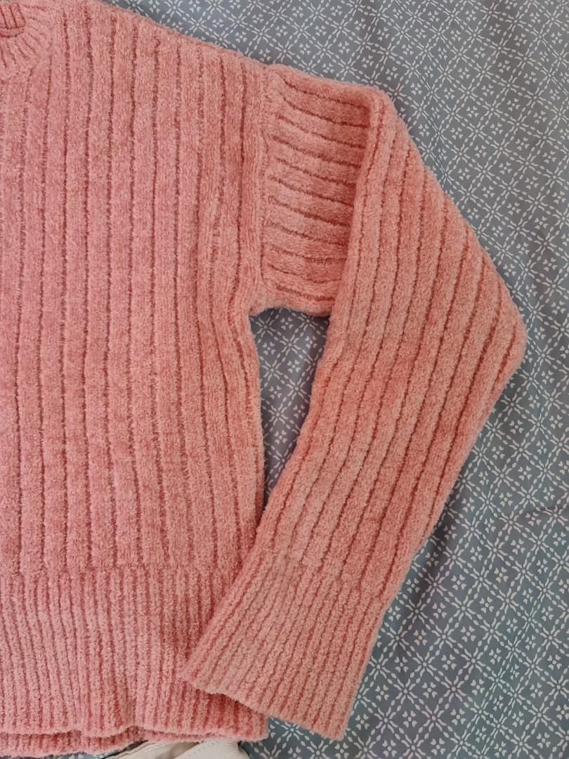 Pink sweater (Category: Coats, Jackets and Outerwear) located in Muntinlupa City. Submitted by bmaxee (Listing ID 1086350893, Image 2). Description: knitted soft material.
