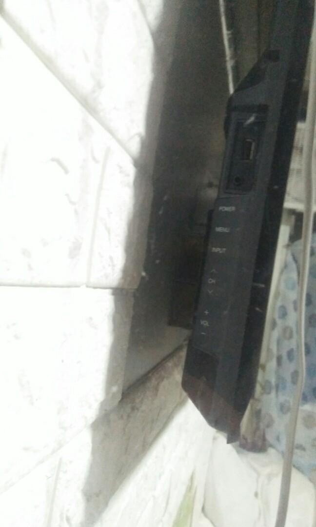 SHARP LED 34" (defective) (Category: TV) located in Makati City. Submitted by decluttering_stuff101 (Listing ID 1086441635, Image 2). Description: issue: bigla lang nag off then ayaw na gumana paayos niyo nalang power supply😊 for pick up only.