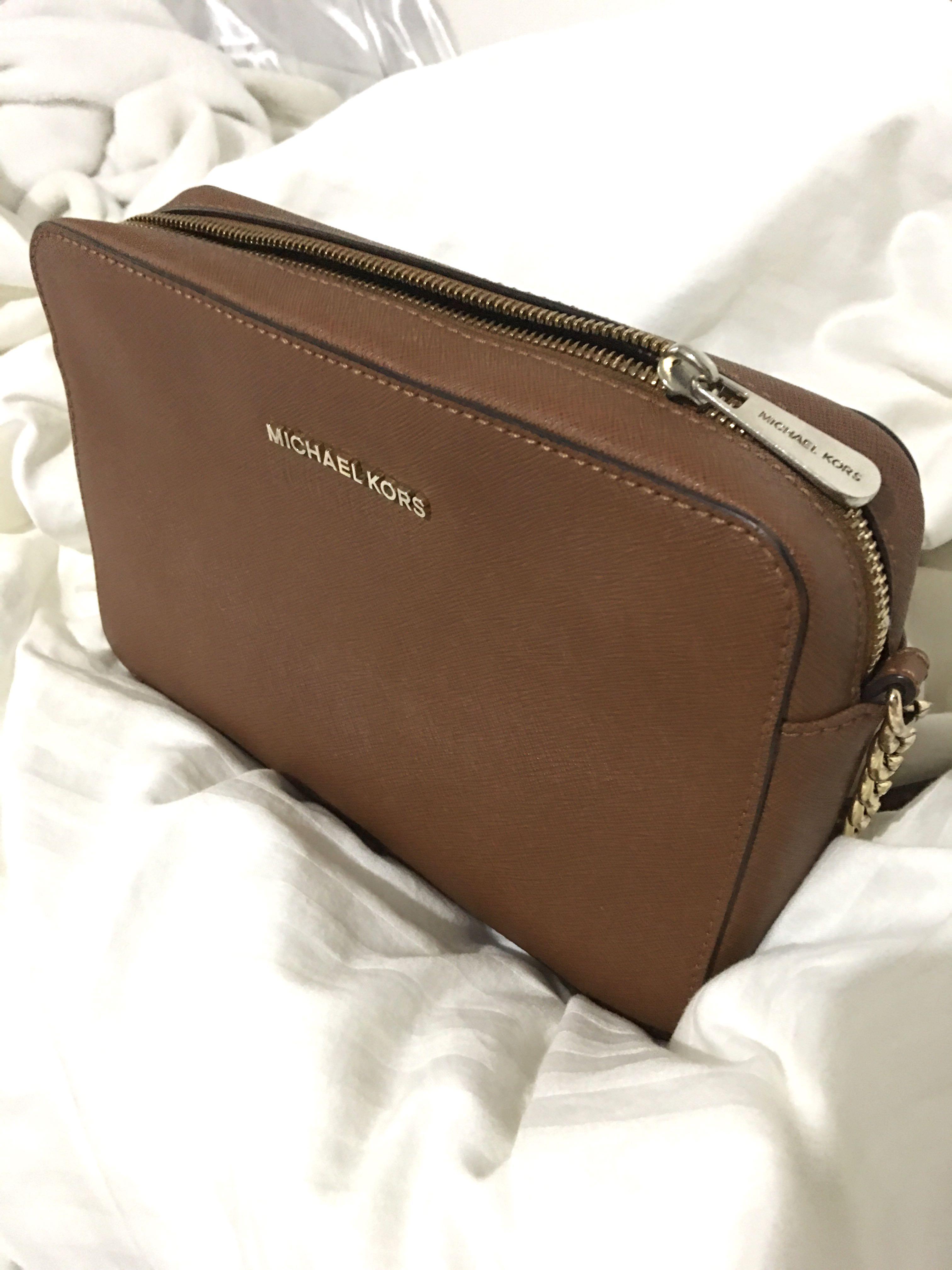 MICHAEL KORS JET SET TRAVEL SMALL SLING BAG, Luxury, Bags & Wallets on  Carousell