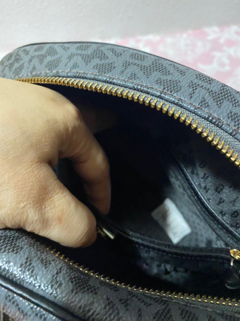 💯Authentic DKNY Bag and wallet (Category: Luxury Bags & Wallets) located in Manila. Submitted by saint_roch (Listing ID 1086530226, Image 3). Description: Shoulder and Hand bag. Used once. Almost new. Bought in Resort World My personal collection . Inclusion care card , pouch bag( white still sealed), cloth bag, and price tag..