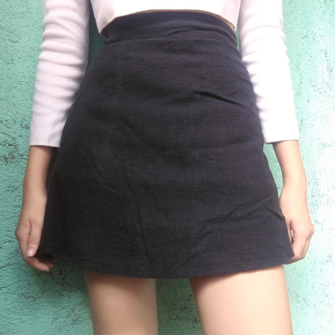 Black korean style A-line skirt (Category: Skirts) located in Quezon City. Submitted by unworn.ph (Listing ID 1086644505, Image 3). Description: Good as new! Ready to wear (might need some ironing Fits 24-26 Mode of Transaction 📌 Payment thru GCash, LBC, or Landbank 📌 Delivery via LBC or Gogoexpress (3-5 business days) 📌 Same day Delivery via GrabExpress, or Lalamove 📌 Meet up around Fairview/Commonwealth (Shopking mall beside Dona Carmen Sub