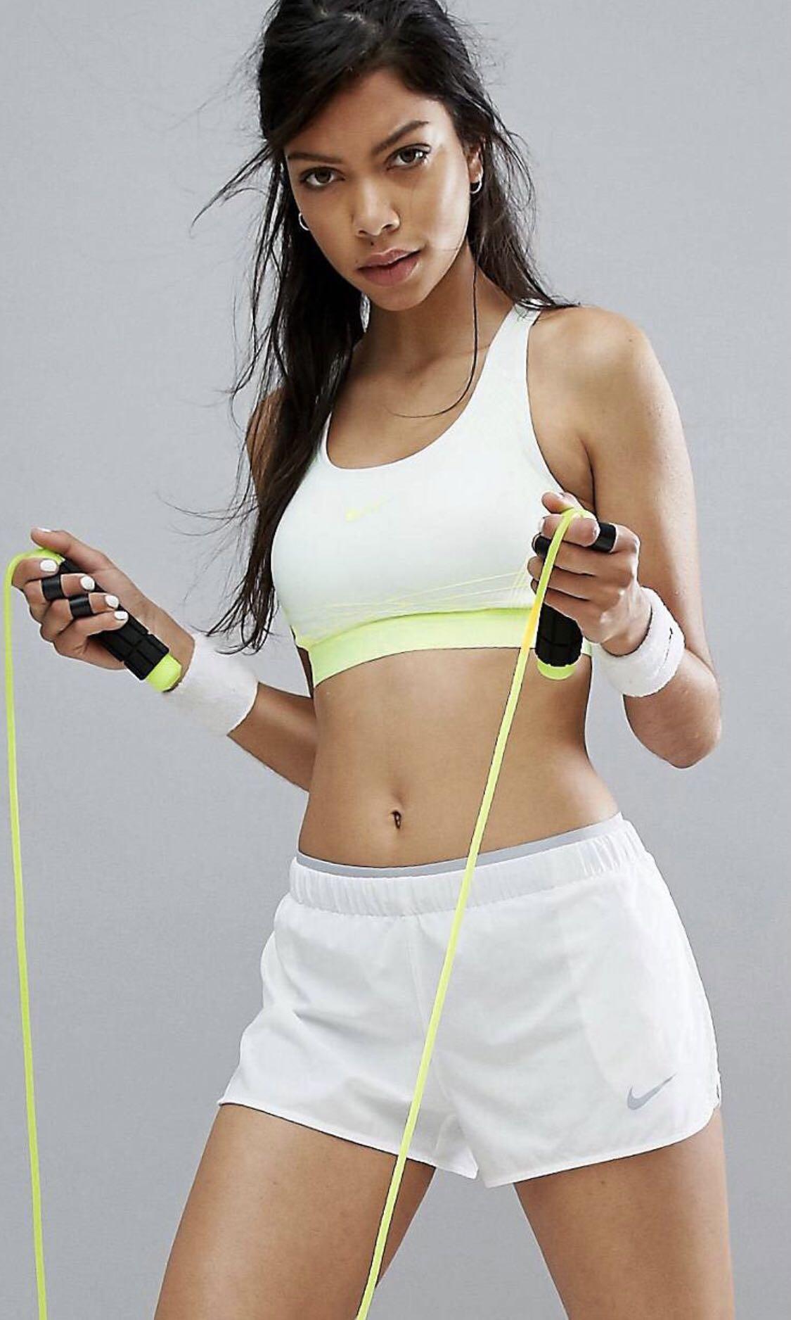 Sports bra / yoga bra top (with non-removable pads) / 運動內衣/ 瑜珈背心, 女裝, 運動服裝-  Carousell