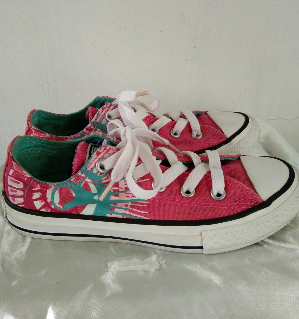 Original Converse shoes for kids (Category: Babies & Kids Fashion) located in Santa Maria. Submitted by pabilip0 (Listing ID 1086530489, Image 3). Description: Converse for kids girl preloved Size US 13, EUR 31,. 19cm fits 6-7 years old canvas material with paint design pink in color in excellent used condition.
