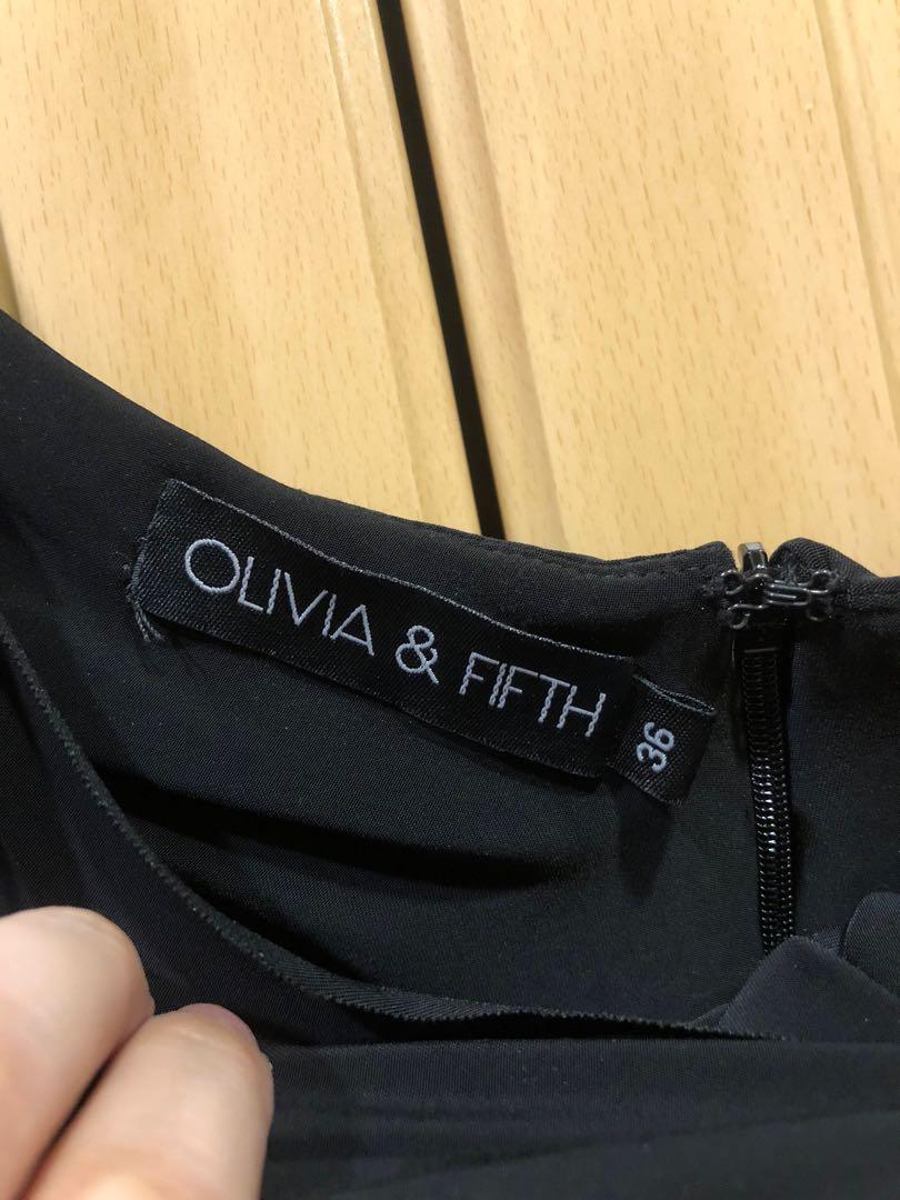 Olivia & Fifth Jersey Semi Formal Dress (Category: Evening dresses & gowns) located in Manila. Submitted by itsbeasy (Listing ID 1091418924, Image 2). Description: There’s discoloration sa waistband. Nahawa yung black sa white part pero not so obvious. Can pass like parang off white siya or greyish ☺️☺️☺️💕 Overall like new pa siya!! Very stretchable since jersey spandex fabric. Freesize? Fits small to medium I think :) .