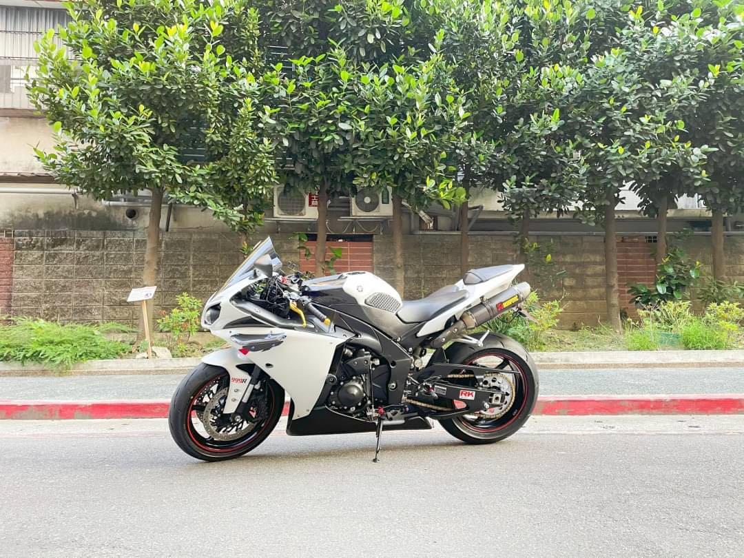 YAMAHA R1, 機車, 重機在旋轉拍賣