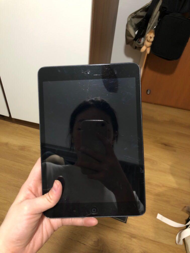 ipad mini (Category: iPad) located in Singapore. Submitted by estherlo96 (Listing ID 1093409314, Image 1). Description: working condition model: MD530ZP/A no charger .