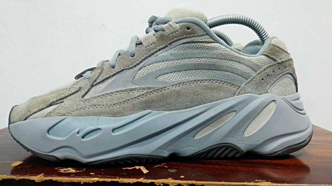 Adidas yeezy boost 700 V2, Fesyen Pria
