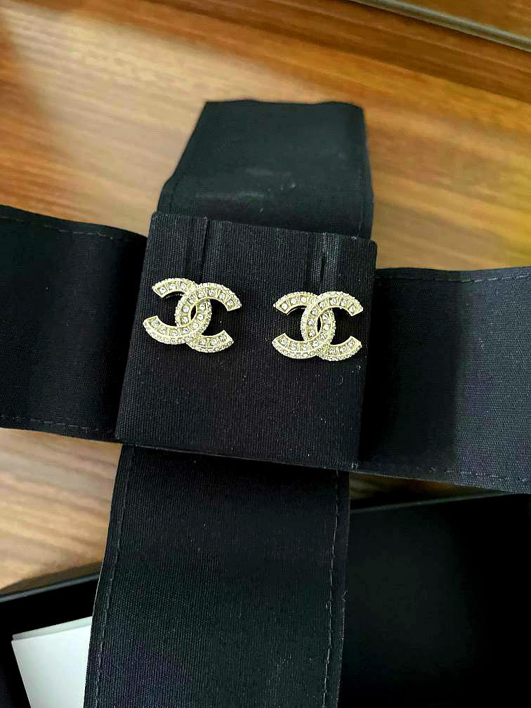 Chanel 熱賣經典款雙C Logo耳環金色水鑽鑲嵌耳針式A86504 Y09569 Z2800 