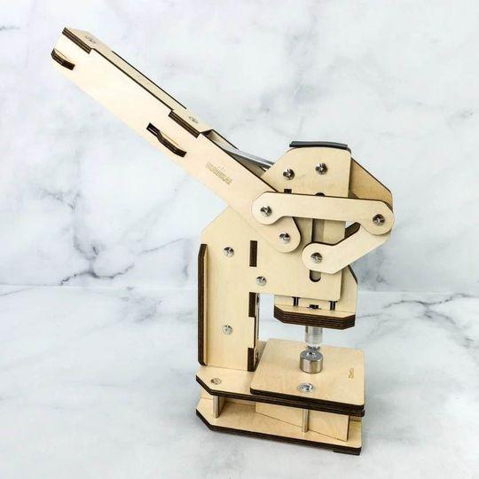 KiwiCo Eureka Crate Rivet Press Kit STEM-related gift組裝模型, 興趣及遊戲, 旅行 ...