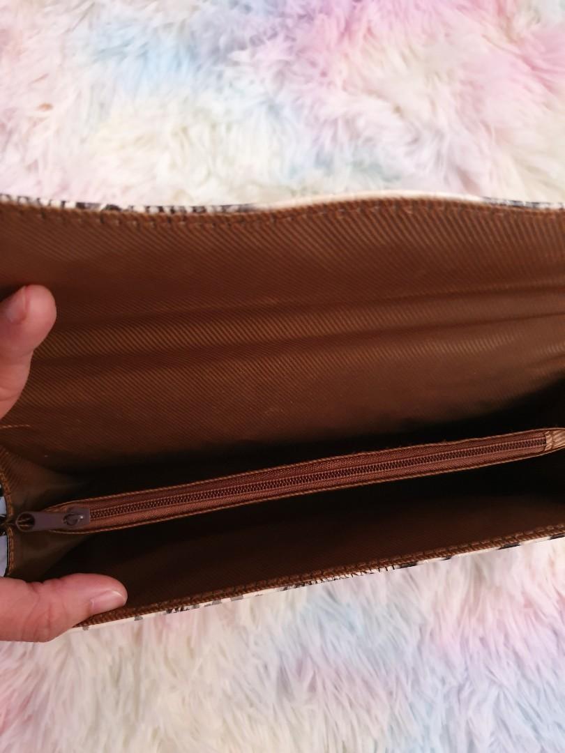 Y2k kili animal print bag (Category: Purses & Pouches) located in Lingayen. Submitted by cserscei (Listing ID 1093279142, Image 2). Description: hard leather like bag super cute and trendy.